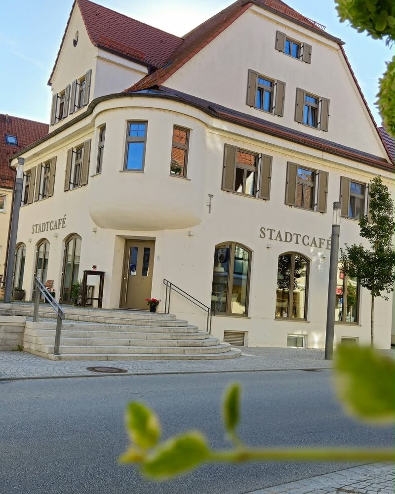 Das Stadtcafé an der Königstraße, eingerahmt von Blättern