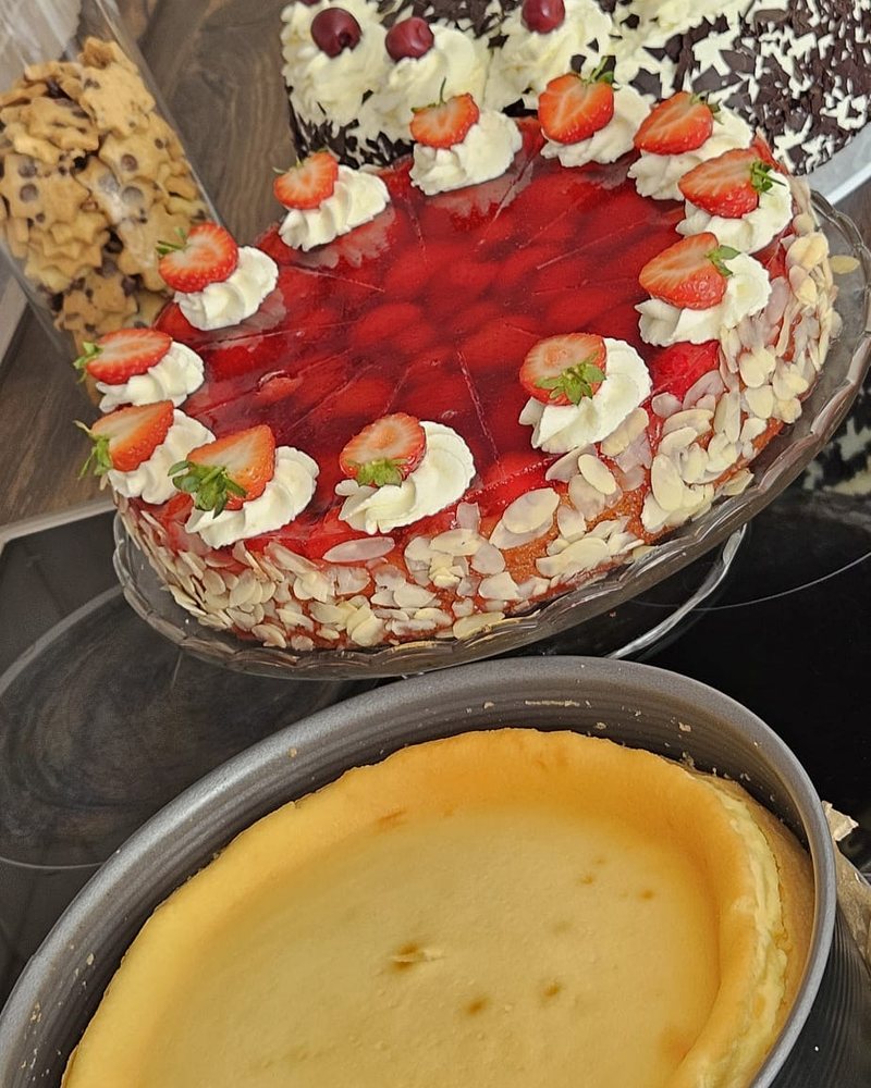Hausgemachte Erdbeertorte und Käsekuchen